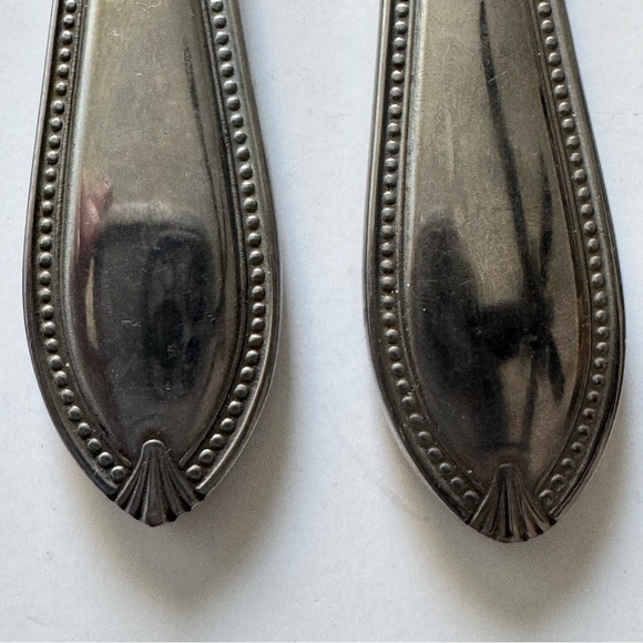 New Reed and Barton 20 Piece Elegant Stainless Flatware Set - Picture 4 of 8